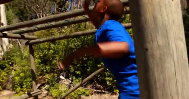 Niño haciendo ejercicio en la barra de mono — Vídeos de Stock