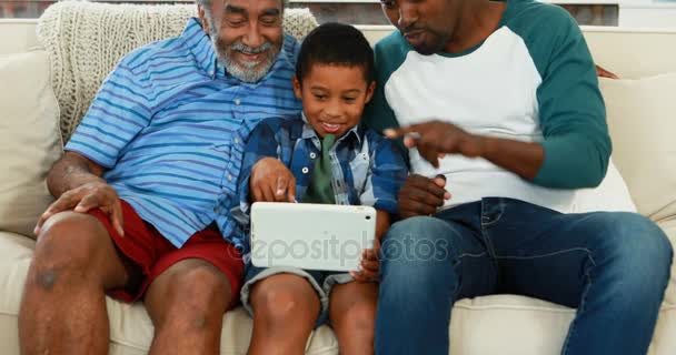 Famille utilisant une table numérique — Video