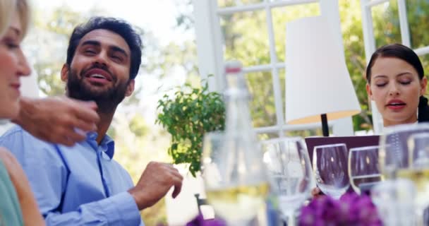 Amigos mirando la tarjeta de menú — Vídeos de Stock