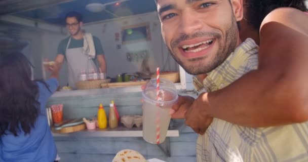 Hombre dando piggy espalda a la mujer — Vídeos de Stock