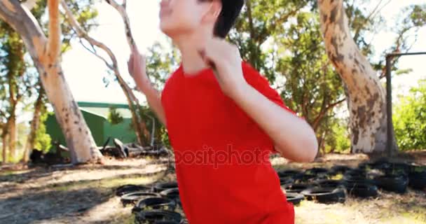 Мальчик танцует на полосе препятствий — стоковое видео