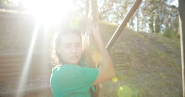 Fit woman climbing the rope — Stock Video