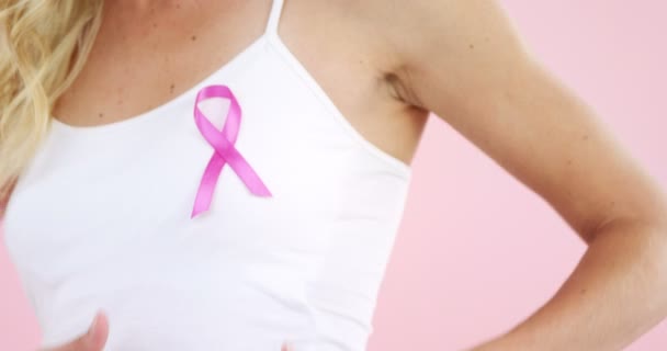 Frau zeigt Brustkrebs-Aufklärungsband — Stockvideo