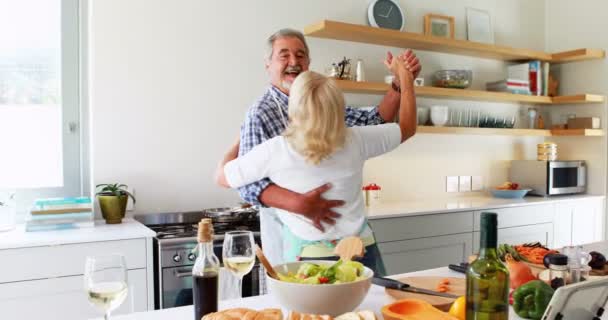 Pareja bailando en la cocina — Vídeos de Stock