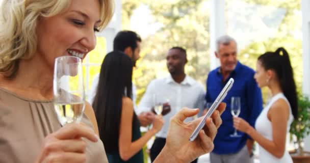 Lachende vrouw met behulp van mobiele telefoon — Stockvideo