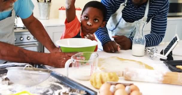 Garçon jouer avec la farine tout en préparant des cookies — Video