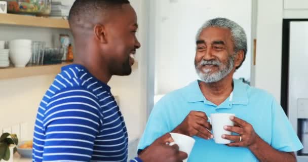 Baba ve oğul birbirleri ile etkileşim — Stok video