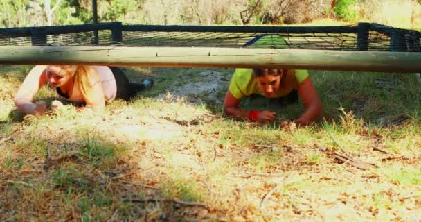 Women crawling under the net — Stock Video