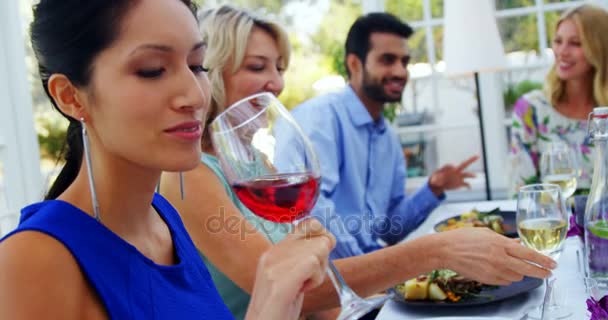 Femme prenant un verre de vin rouge — Video