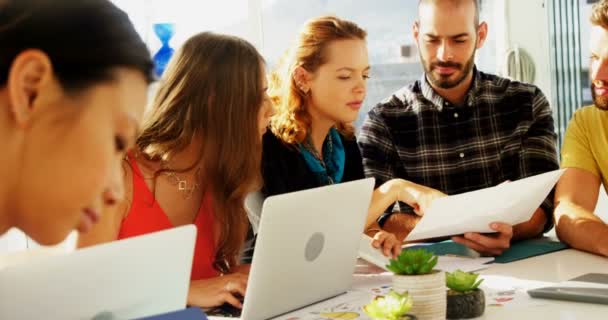 Ejecutivos que trabajan en la oficina — Vídeo de stock