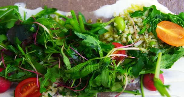 Вкусный овощной салат на тарелке — стоковое видео