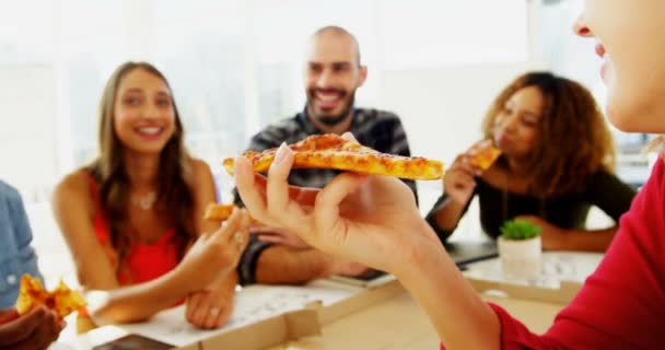 Führungskräfte teilen Pizza im Konferenzraum — Stockvideo