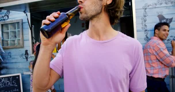 Человек пьет пиво — стоковое видео