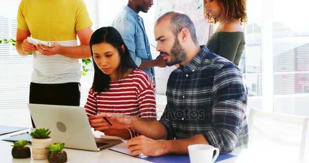 Colegas felizes discutindo sobre tablet digital — Vídeo de Stock