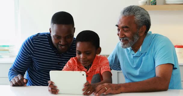 Familie nutzt digitales Tablet in der Küche — Stockvideo