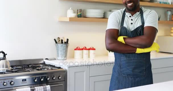 Uomo sorridente in piedi con le braccia incrociate in cucina — Video Stock