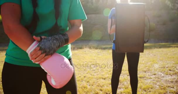 Menina vestindo luvas durante curso de obstáculo — Vídeo de Stock