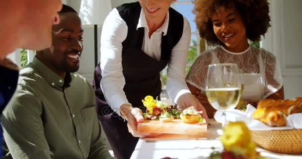 女服务员服务食物给客户 — 图库视频影像