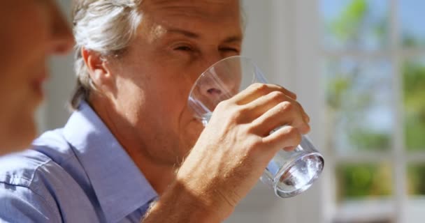 Hombre agua potable en restaurante — Vídeos de Stock