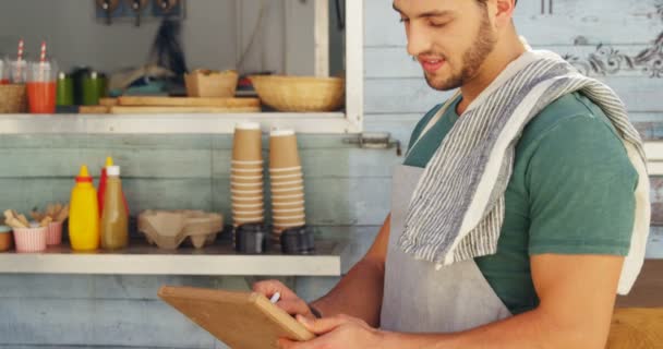 Camarero escribiendo en pizarra — Vídeos de Stock