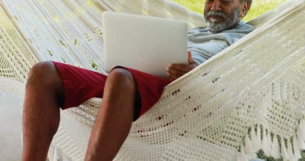 Senior man using laptop — Stock Video