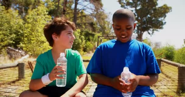 Мальчики пьют воду после тренировки — стоковое видео