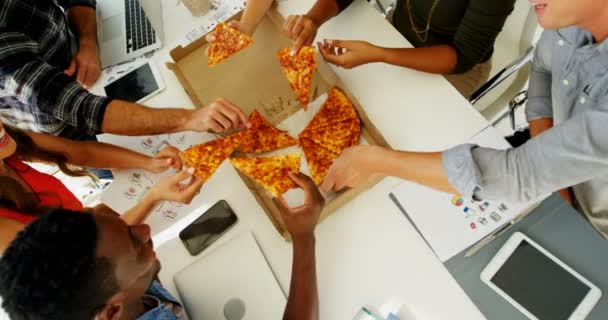 Ejecutivos compartiendo pizza — Vídeo de stock