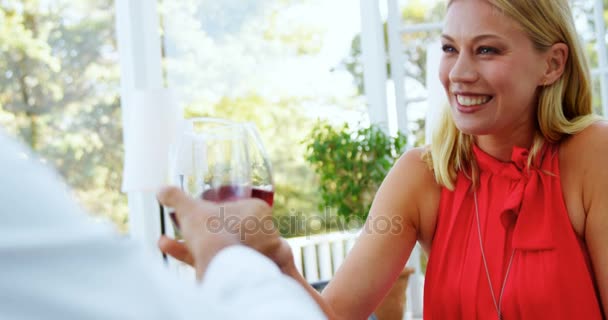 Casal brindar copos de vinho tinto — Vídeo de Stock