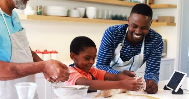 Garçon préparant la pâte à biscuits avec son père et son grand-père — Video
