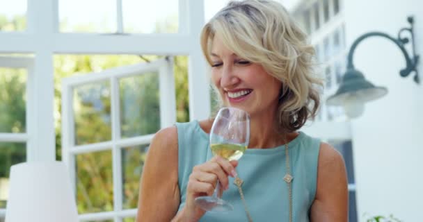 Frau interagiert bei einem Glas Wein — Stockvideo