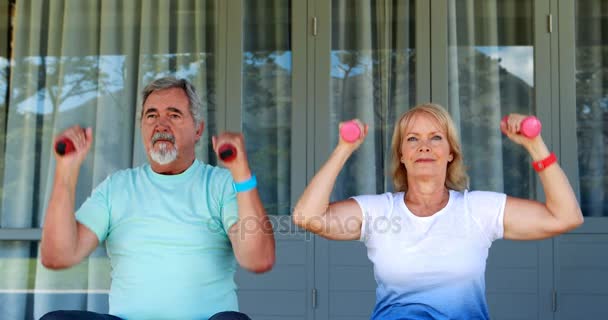 Senior couple exercising with dumbbells — Stock Video