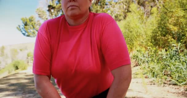 장애물 코스 동안 운동 하는 여자 — 비디오
