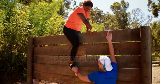 Mujer en pared de madera escalada — Vídeo de stock