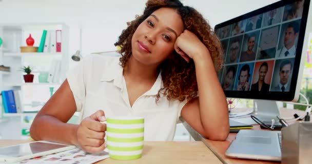 Portret Van Lachende Vrouwelijke Uitvoerend Houden Van Een Kopje Koffie — Stockvideo