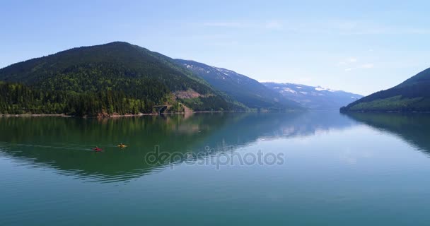 Gente haciendo kayak en el lago — Vídeos de Stock