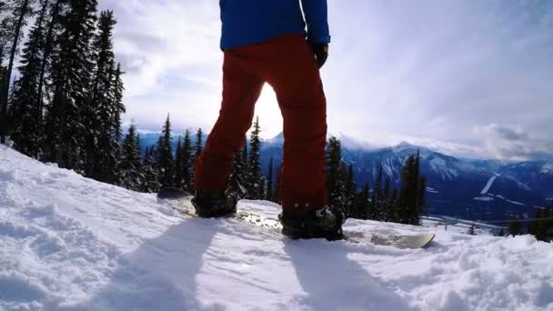 Snowboardista snowboarding ve sněžných horách — Stock video