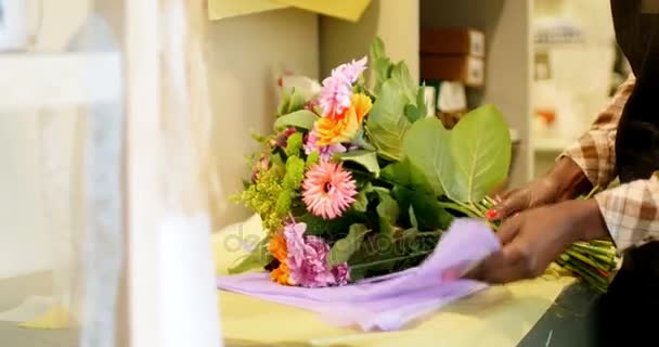 Floristería preparando ramo de flores en la tienda de flores — Vídeo de stock