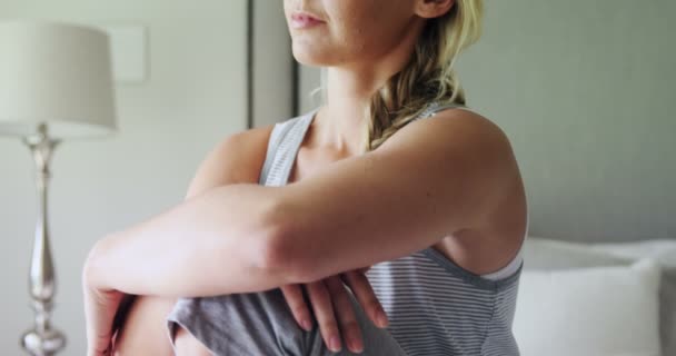 Mujer pensativa sentada en el dormitorio 4k — Vídeos de Stock