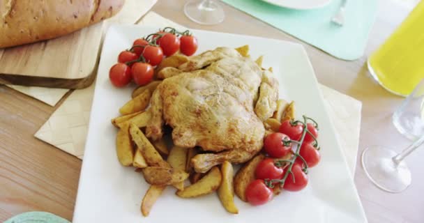 Жареная курица с помидорами черри в лотке — стоковое видео