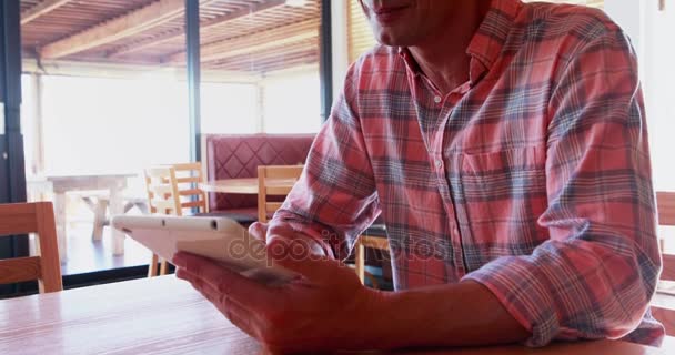 Άνθρωπος με ψηφιακή δισκίο στο εστιατόριο — Αρχείο Βίντεο