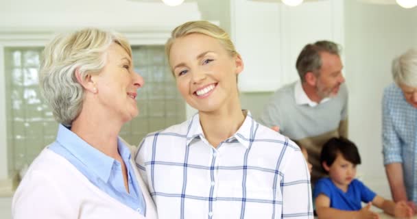 Uśmiechający się starszy kobieta i córka stojąc z ramienia wokół w domu — Wideo stockowe