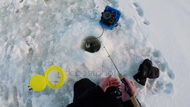 Fischer angeln im Schnee — Stockvideo