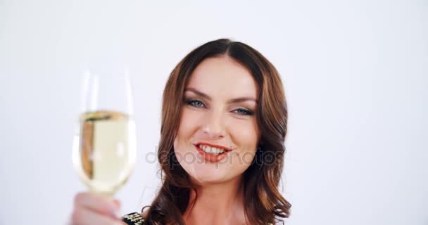 Frau zeigt ein Glas Champagner — Stockvideo