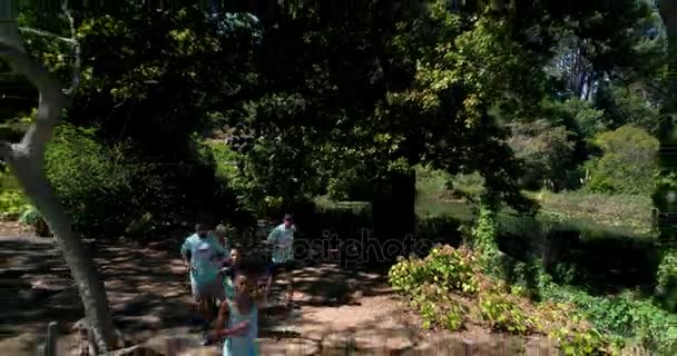 Marathonläufer laufen im Park — Stockvideo