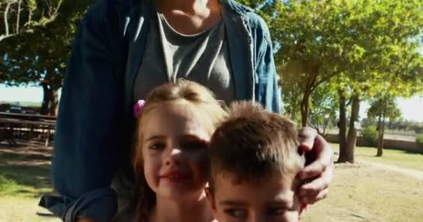 幸せな母と公園に立っている子供たち — ストック動画