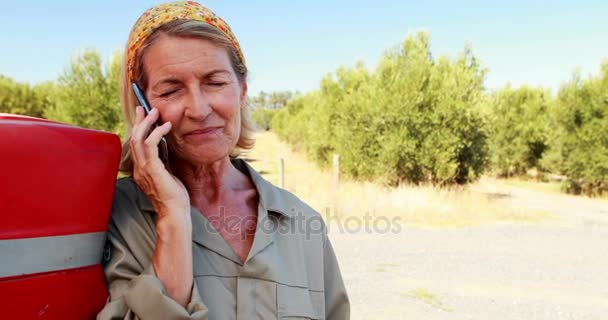 Mujer feliz hablando por teléfono móvil en la granja de olivos 4k — Vídeo de stock