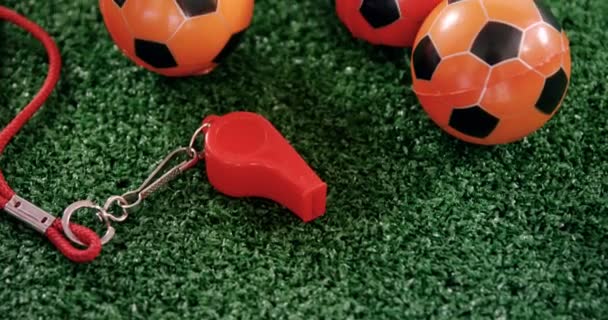 Balones de fútbol y silbato árbitro sobre césped artificial — Vídeos de Stock