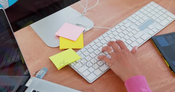 Graphiste féminine travaillant au bureau — Video