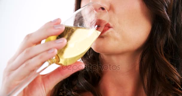 Женщина пьет бокал шампанского — стоковое видео