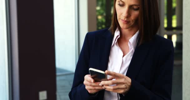 Affärskvinna som använder mobiltelefon — Stockvideo